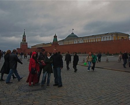 Tässä olemme toverieni kanssa matkalla Kremliin juttuttamaan setiä. Minä olen punahilkka.